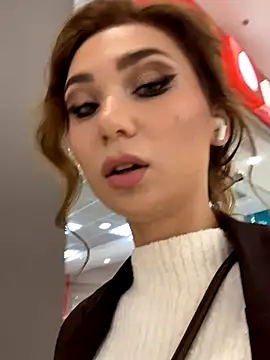 Snapshot of QuitieLia chatting on 11-06-25, 02:18 QuitieLia online show from 11-06-25, 02:18