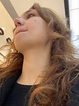 Snapshot of QuitieLia chatting on 11-07-25, 09:09 QuitieLia online show from 11-07-25, 09:09