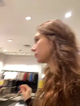 Snapshot of QuitieLia chatting on 12-21-25, 09:27 QuitieLia online show from 12-21-25, 09:27