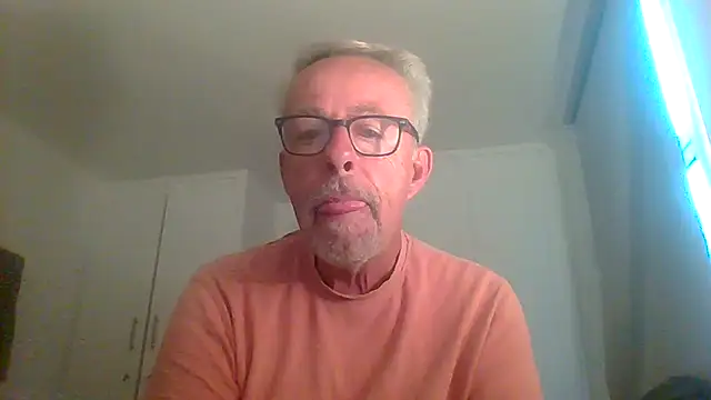 Snapshot of tuggy59 chatting on 09-21-25, 04:47 tuggy59 online show from 09-21-25, 04:47