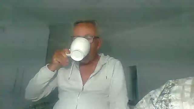 Snapshot of tuggy59 chatting on 10-08-25, 04:32 tuggy59 online show from 10-08-25, 04:32