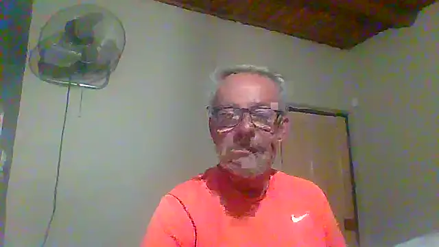 Snapshot of tuggy59 chatting on 10-11-25, 04:44 tuggy59 online show from 10-11-25, 04:44