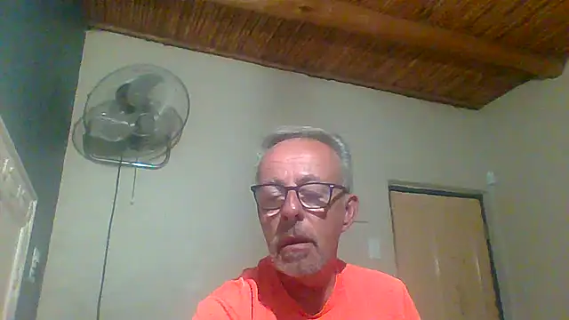 Snapshot of tuggy59 chatting on 10-12-25, 05:39 tuggy59 online show from 10-12-25, 05:39
