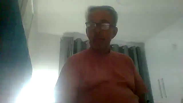Snapshot of tuggy59 chatting on 10-18-25, 04:04 tuggy59 online show from 10-18-25, 04:04