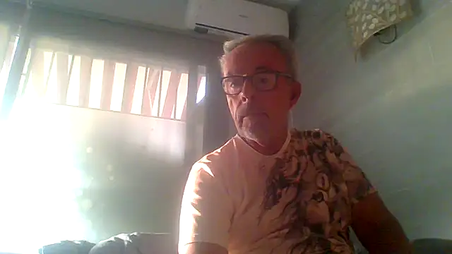 Snapshot of tuggy59 chatting on 11-04-25, 07:18 tuggy59 online show from 11-04-25, 07:18
