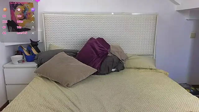 Eva Rogers  online show from 09-18-25, 09:00