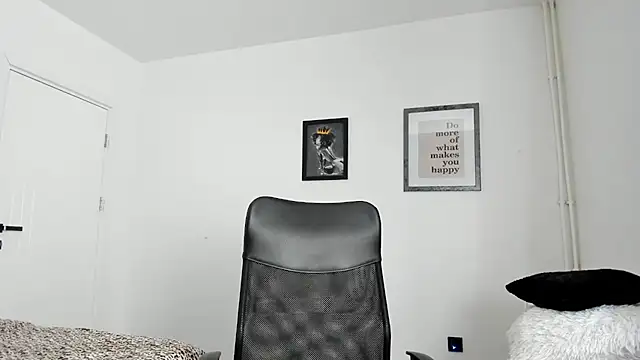 PortraitMarie online show from 12-15-24, 02:16