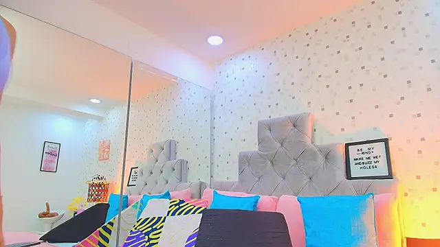 JulietaReyess online show from 09-29-25, 11:59