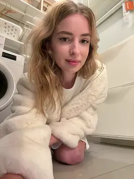 Snapshot of EvieEvans chatting on 02-12-25, 04:22 EvieEvans online show from 02-12-25, 04:22