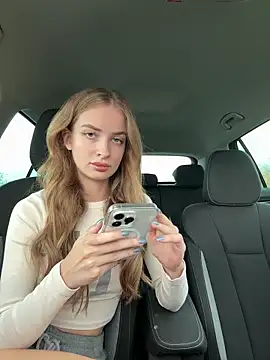 Snapshot of EvieEvans chatting on 09-15-25, 03:34 EvieEvans online show from 09-15-25, 03:34