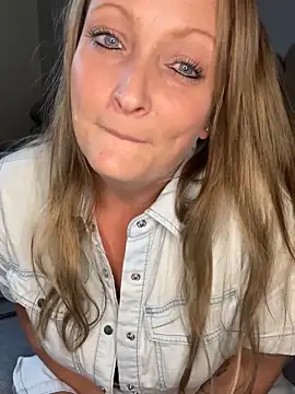 HoneyBluex online show from 10-27-25, 03:16