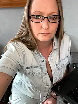 Snapshot of HoneyBluex chatting on 02-04-26, 12:44 HoneyBluex online show from 02-04-26, 12:44