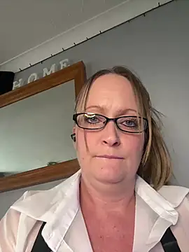 Snapshot of HoneyBluex chatting on 02-26-26, 01:10 HoneyBluex online show from 02-26-26, 01:10