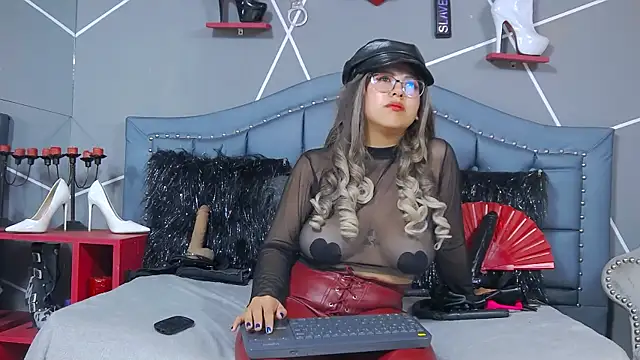 Snapshot of Evangeline chatting on 02-07-25, 06:14 Evangeline online show from 02-07-25, 06:14