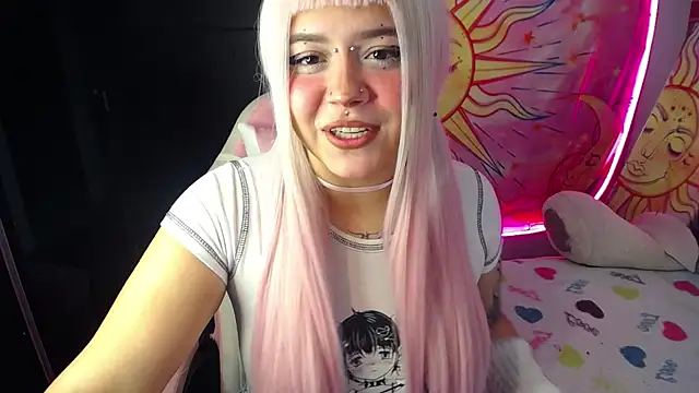 Snapshot of sara_winehouse1 chatting on 11-14-25, 04:00 sara winehouse1 online show from 11-14-25, 04:00