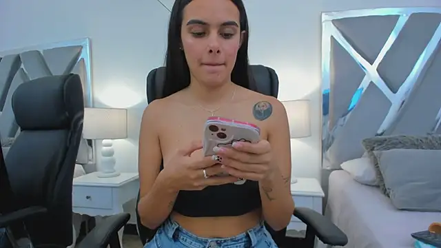 Snapshot of ChloeHarper_ chatting on 03-15-25, 03:27 ChloeHarper online show from 03-15-25, 03:27