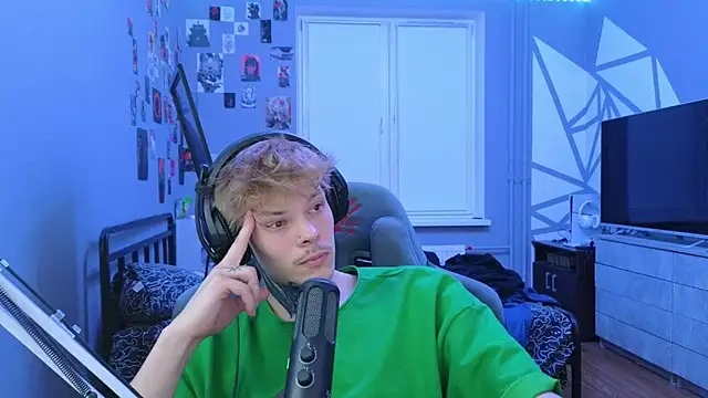 Snapshot of DENIS_HERE chatting on 03-22-25, 08:37 DENIS HERE online show from 03-22-25, 08:37