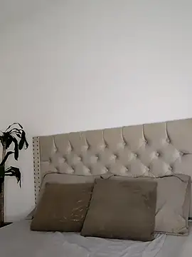 Lia Hurley online show from 12-20-24, 03:42