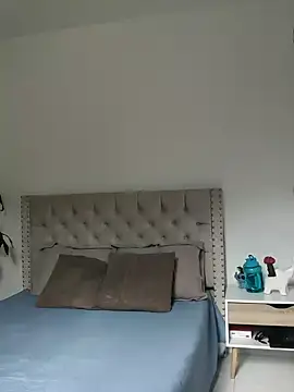 Lia Hurley online show from 01-28-25, 01:16