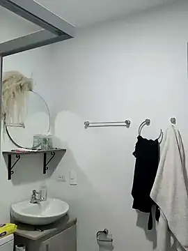 Lia Hurley online show from 02-10-25, 02:05