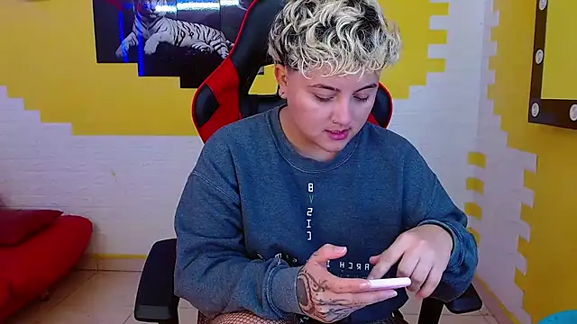 isabeautyx19 online show from 03-18-25, 07:42