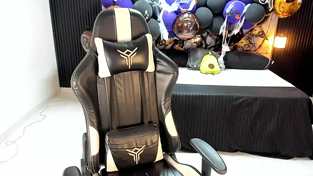 Snapshot of Ivy_16 chatting on 10-27-25, 11:58 Ivy 16 online show from 10-27-25, 11:58