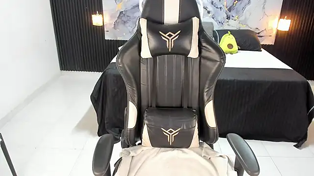 Snapshot of Ivy_16 chatting on 11-21-25, 12:04 Ivy 16 online show from 11-21-25, 12:04