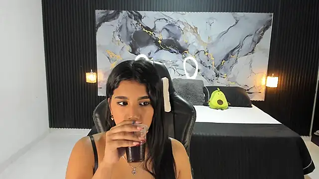 Snapshot of Ivy_16 chatting on 11-22-25, 12:04 Ivy 16 online show from 11-22-25, 12:04