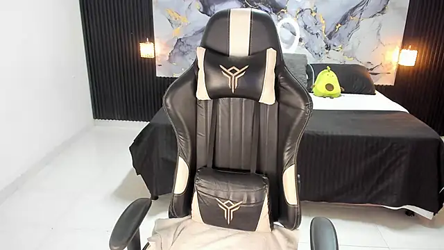 Snapshot of Ivy_16 chatting on 11-24-25, 12:05 Ivy 16 online show from 11-24-25, 12:05