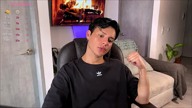 Snapshot of Alexxblue chatting on 01-27-25, 09:44 Alexxblue online show from 01-27-25, 09:44