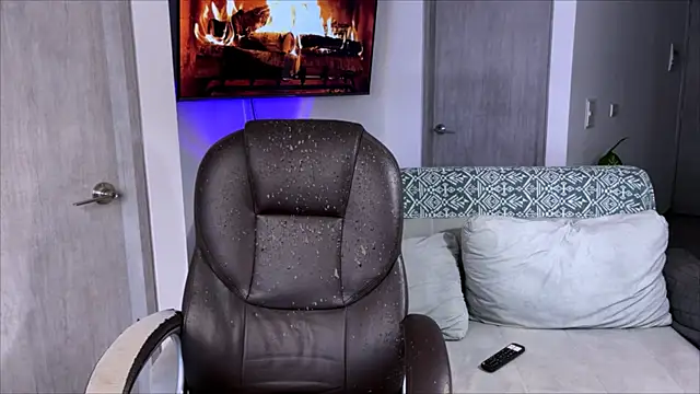 Snapshot of Alexxblue chatting on 02-18-25, 03:43 Alexxblue online show from 02-18-25, 03:43