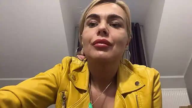 Snapshot of DESIREjenny chatting on 01-24-25, 11:37 DESIREjenny online show from 01-24-25, 11:37