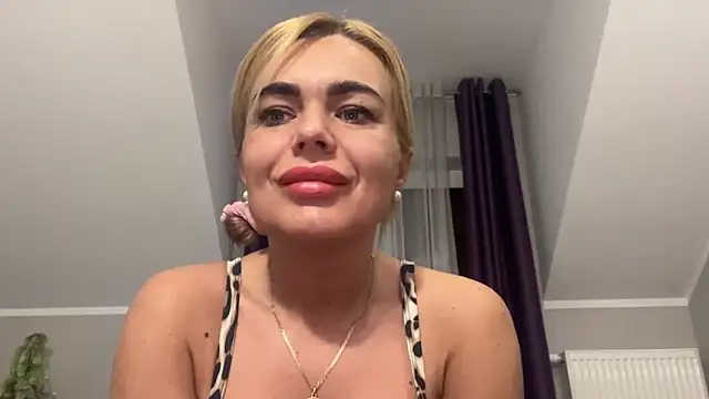 Snapshot of DESIREjenny chatting on 01-25-25, 09:15 DESIREjenny online show from 01-25-25, 09:15