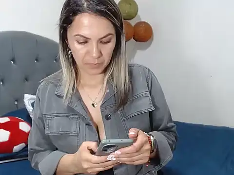 Snapshot of Chantal_hott chatting on 03-15-25, 11:06 Chantal hott online show from 03-15-25, 11:06