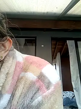 Snapshot of Chantal_hott chatting on 10-28-25, 04:42 Chantal hott online show from 10-28-25, 04:42