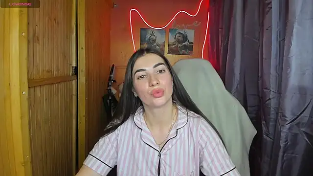 Fiery Brunette  online show from 02-18-25, 06:58