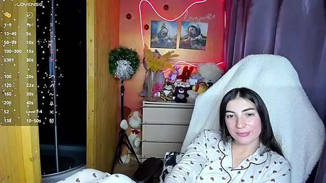 Fiery Brunette  online show from 12-21-25, 06:37