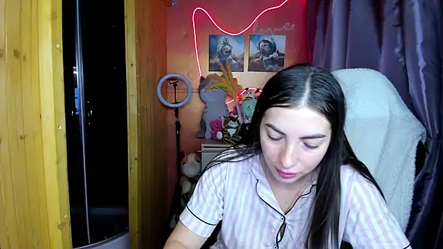 Fiery Brunette  online show from 02-18-26, 04:30