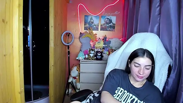 Fiery Brunette  online show from 03-18-26, 05:16