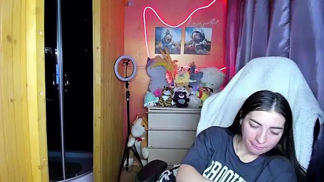 Fiery Brunette  online show from 03-27-26, 08:26