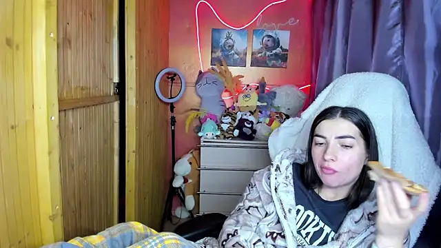 Fiery Brunette  online show from 04-17-26, 06:49