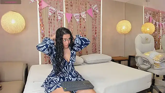 Snapshot of sabrina_shark_ chatting on 02-13-26, 01:56 sabrina shark online show from 02-13-26, 01:56