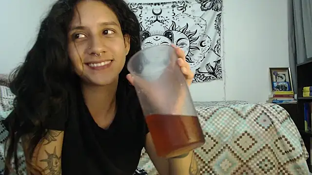 Snapshot of AlinaWoolf_ chatting on 02-04-25, 02:39 AlinaWoolf online show from 02-04-25, 02:39