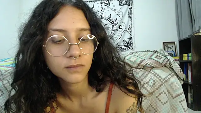 Snapshot of AlinaWoolf_ chatting on 03-08-25, 07:49 AlinaWoolf online show from 03-08-25, 07:49