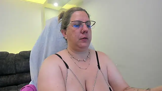 Snapshot of katie_joness_ chatting on 09-10-25, 01:00 katie joness  online show from 09-10-25, 01:00