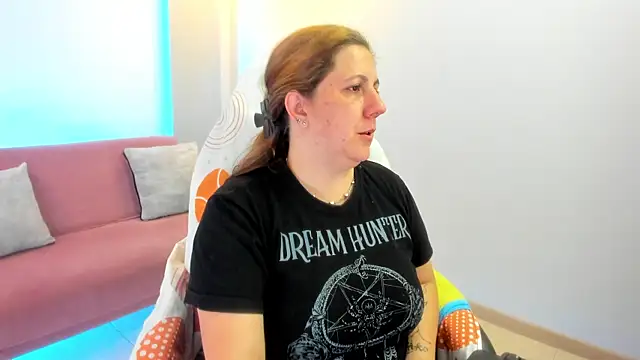 Snapshot of katie_joness_ chatting on 09-30-25, 01:05 katie joness  online show from 09-30-25, 01:05