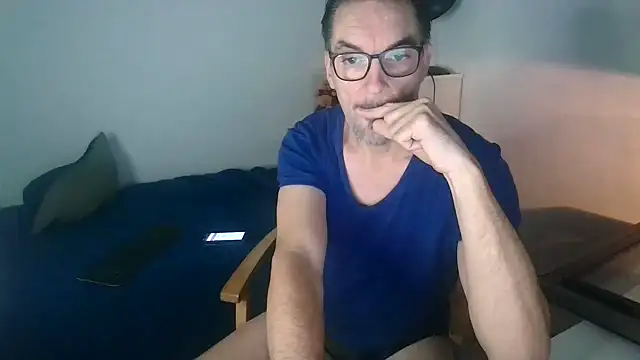 Snapshot of francky-libertin chatting on 01-21-25, 12:04 francky-libertin online show from 01-21-25, 12:04