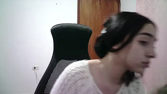 Snapshot of aineangeel chatting on 09-27-25, 11:32 aineangeel online show from 09-27-25, 11:32