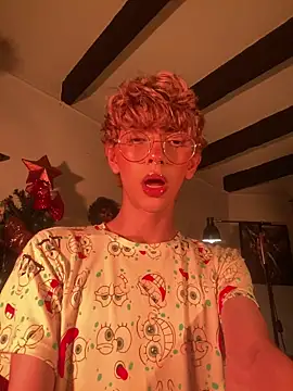 Snapshot of lyamthommpson chatting on 12-14-25, 02:06 lyamthommpson online show from 12-14-25, 02:06