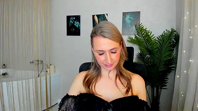 Snapshot of PassionGlow chatting on 02-19-25, 06:33 PassionGlow online show from 02-19-25, 06:33